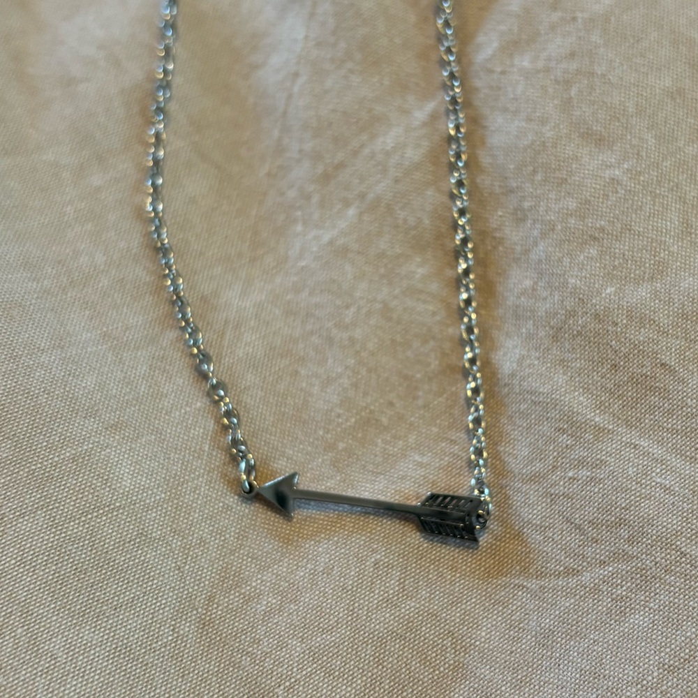 NEW Silver arrow necklace